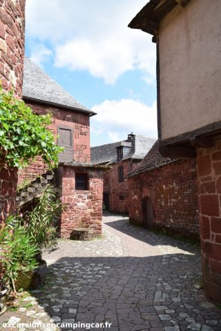 Balade dans les rues de Collonges-la-Rouge