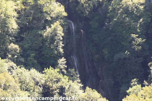 Vue sur la cascade d'Autoire depuis le sentier menant au château des Anglais