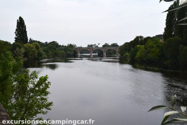 Vue depuis la berge à Chauvigny