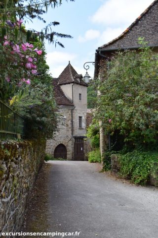 Au detrour d'une rue à Carennac