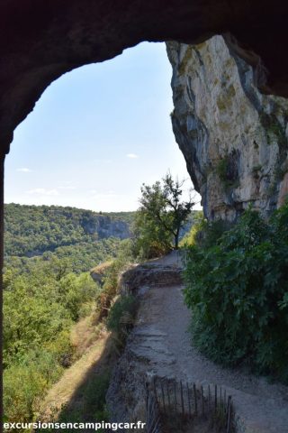 Vue sur le sentier menant au château des Anglais