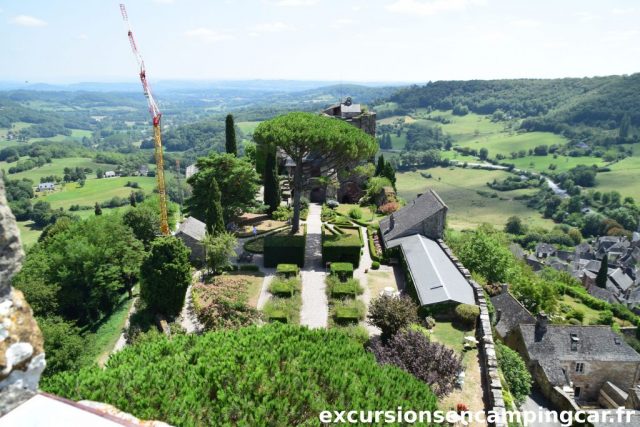 Vue depuis la tour César sur le jardin à la française, le donjon et le village