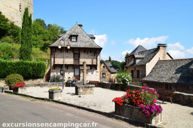 une place dans les hauts de Muret le château