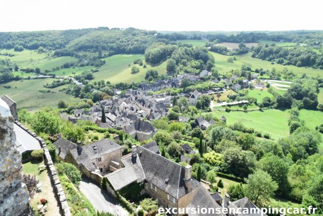 Vue depuis la tour César sur le village de Turenne