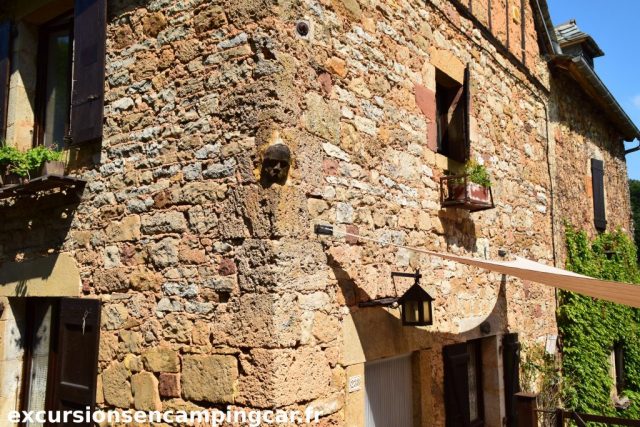 Facade décorée à Muret le château