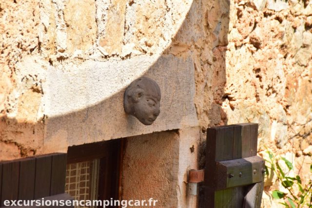 tete au dessus d'une porte d'entrée