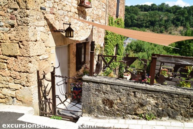 Portail et barriere forgée