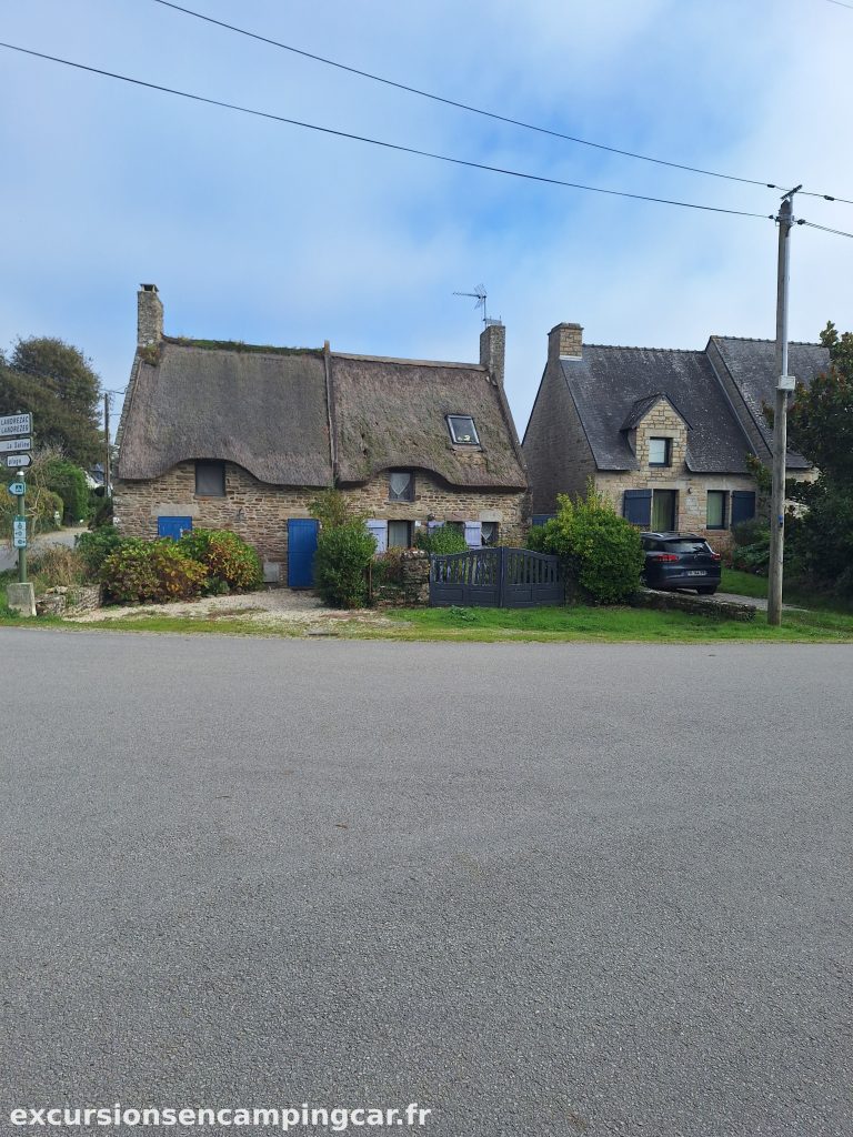 Maisons entre la mer et le château de Suscinio