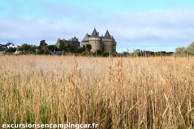 Le château de Suscinio vue depuis la route menant à la plage